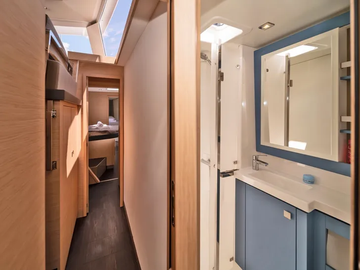FIRST LIFE Fountaine Pajot Tanna 47 - cabin bathroom FIRST LIFE Fountaine Pajot Tanna 47 - cabin bathroom