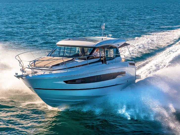 Jeanneau 37 NC - cruising at top speed Jeanneau 37 NC - cruising at top speed