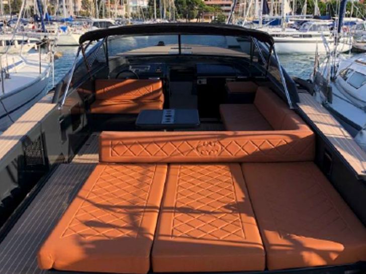 Van Dutch 40 - upper deck sunbathing area Van Dutch 40 - upper deck sunbathing area