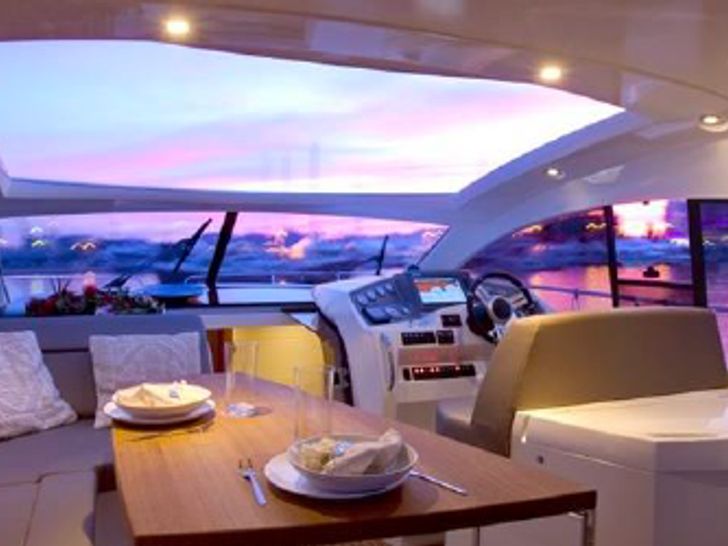 Prestige 390S - dining area Prestige 390S - dining area