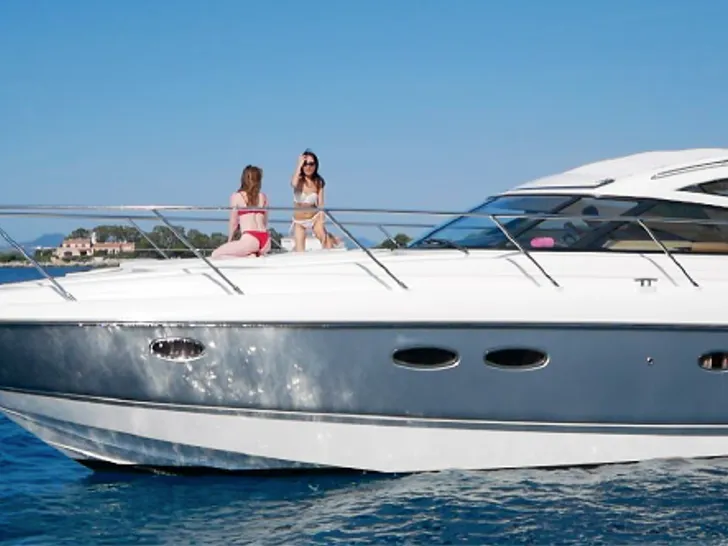 Princess V48S - guests on the foredeck Princess V48S - guests on the foredeck