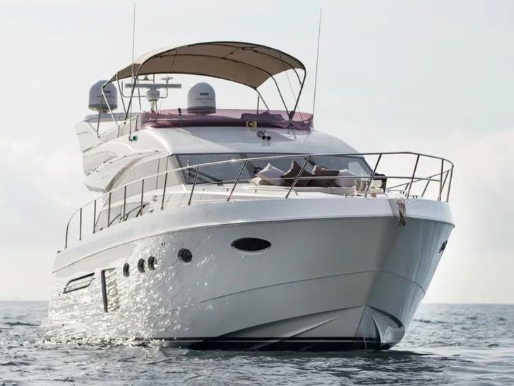 Princess 64 Fly White - bow view Princess 64 Fly White - bow view