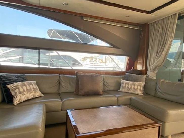 Princess 64 Fly White - saloon seating Princess 64 Fly White - saloon seating
