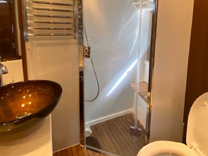 Princess 64 Fly White - master cabin bathroom Princess 64 Fly White - master cabin bathroom