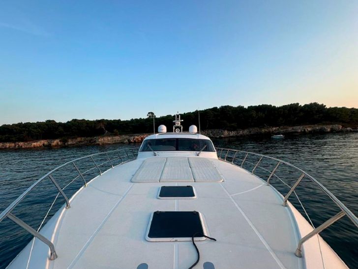 Rizzardi 73 - foredeck Rizzardi 73 - foredeck