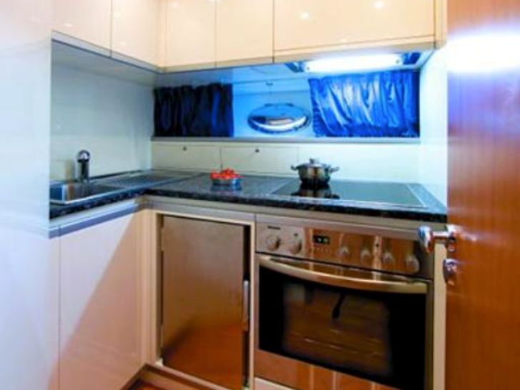 Rizzardi 73 - galley Rizzardi 73 - galley