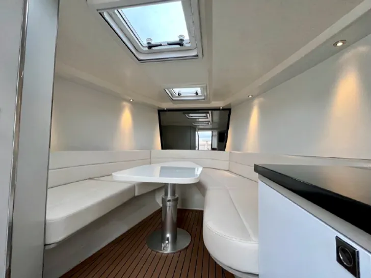 Van Dutch 40 Royal - saloon and cabin Van Dutch 40 Royal - saloon and cabin