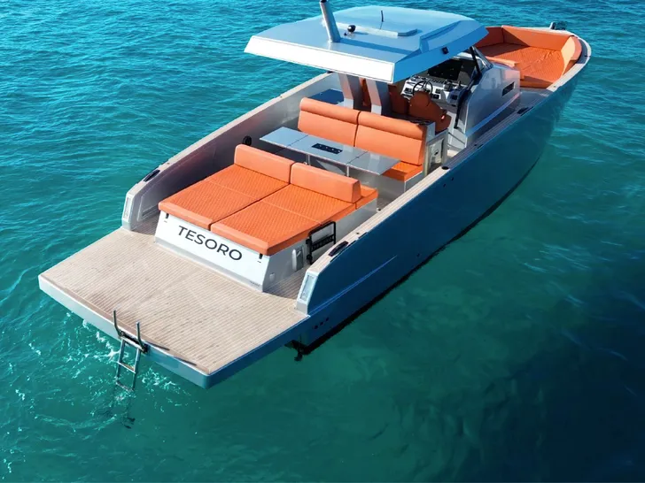 KALYPSO II Tesoro 40 - anchored aft shot KALYPSO II Tesoro 40 - anchored aft shot