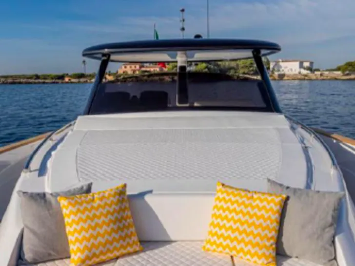 Gozzo 45 - foredeck sunbathing and seating area Gozzo 45 - foredeck sunbathing and seating area