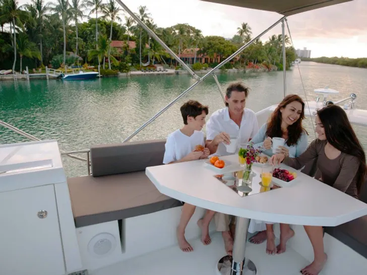 Prestige 460 Fly - alfresco dining area Prestige 460 Fly - alfresco dining area