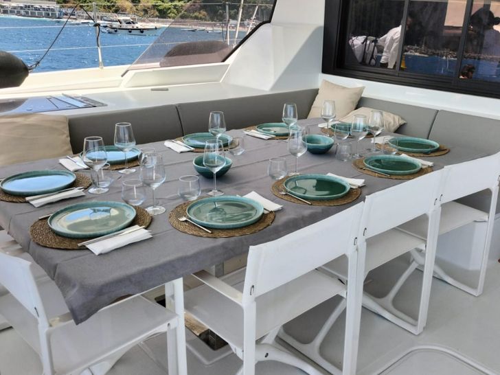 LIBERTA Fountaine Pajot Samana 59 - aft deck alfresco dinig set up LIBERTA Fountaine Pajot Samana 59 - aft deck alfresco dinig set up