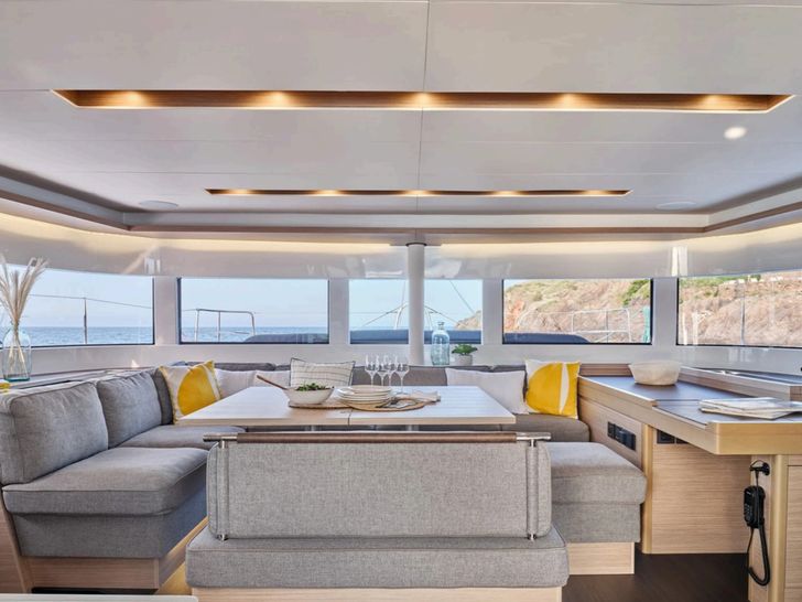 LORAIN Lagoon 51 - Breakfast Table LORAIN Lagoon 51 - Breakfast Table