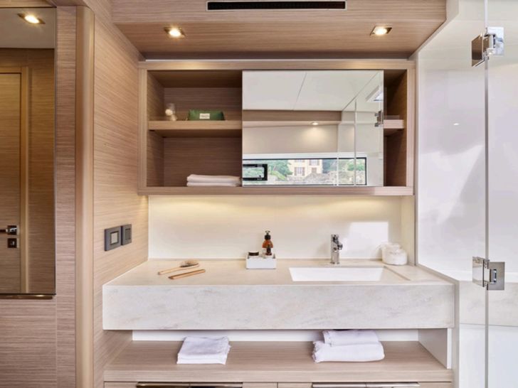 LORAIN Lagoon 51 - Guest Bath LORAIN Lagoon 51 - Guest Bath