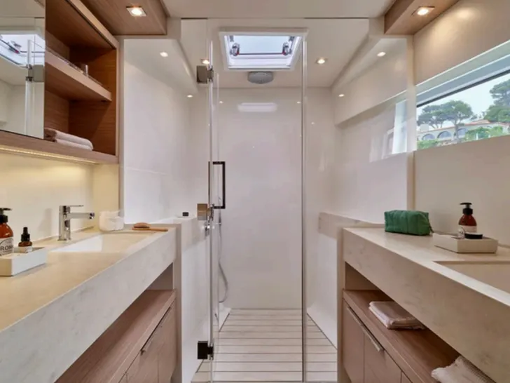 LORAIN Lagoon 51 - Guest Bathroom 2 LORAIN Lagoon 51 - Guest Bathroom 2