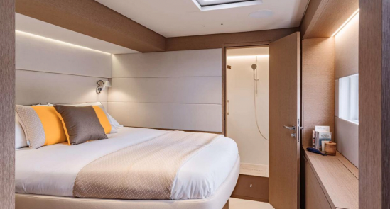 AURA Lagoon Sixty 5 - Bow