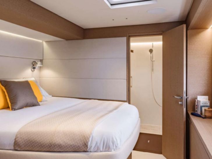 AURA Lagoon Sixty 5 - Bow AURA Lagoon Sixty 5 - Bow