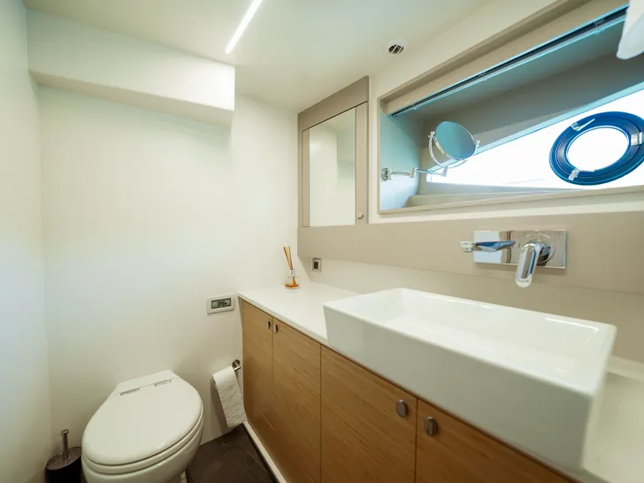 IMPLUSE Numarine 62 Flybridge - queen cabin 1 bathroom IMPLUSE Numarine 62 Flybridge - queen cabin 1 bathroom