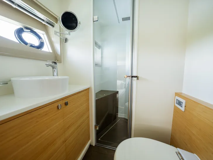 IMPLUSE Numarine 62 Flybridge - twin cabin bathroom IMPLUSE Numarine 62 Flybridge - twin cabin bathroom