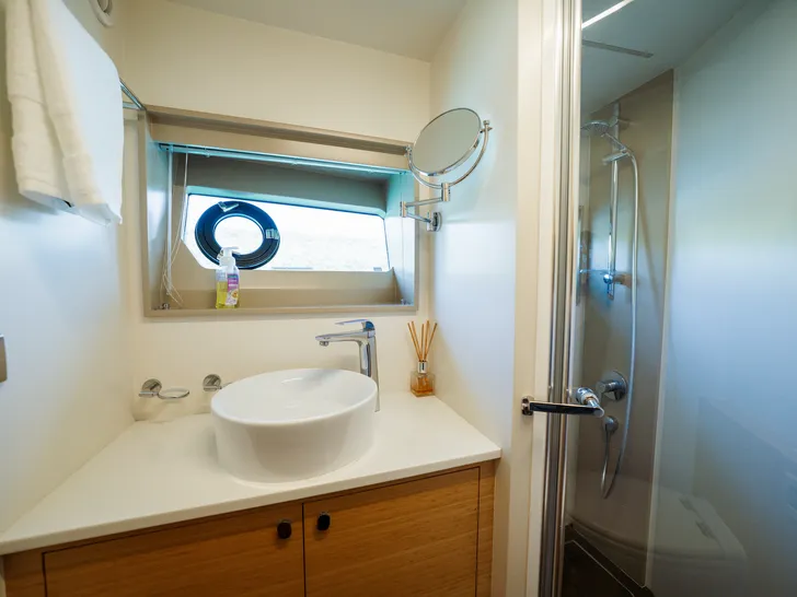IMPLUSE Numarine 62 Flybridge - queen cabin 2 bathroom IMPLUSE Numarine 62 Flybridge - queen cabin 2 bathroom