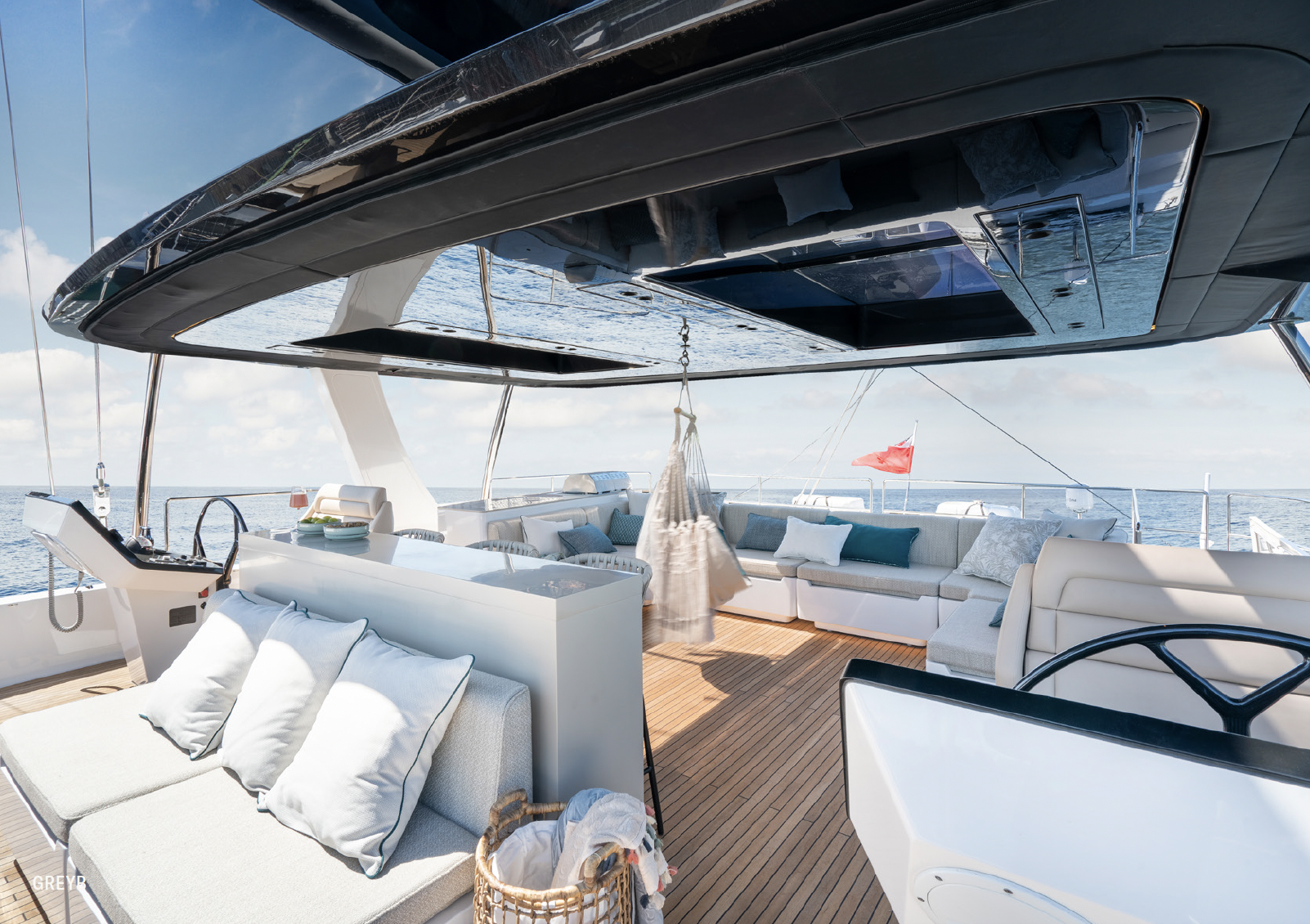 GREYB Sunreef 80 - flybridge facilities
