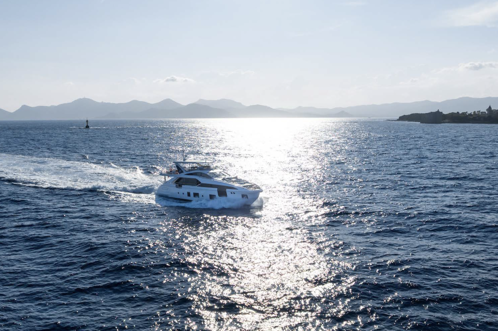 ZOZO Azimut Grande 27m - cruising across the waterline