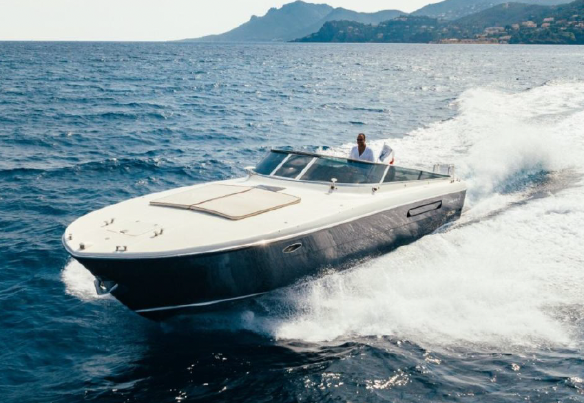 Itama 40 - cruising bow view