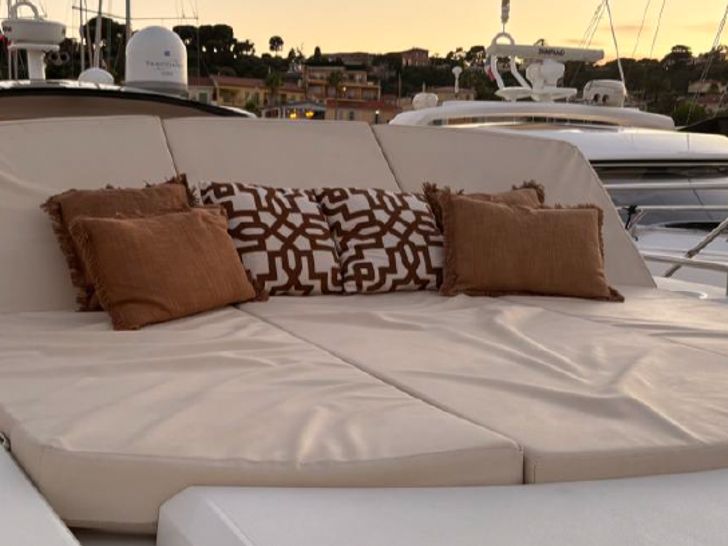 Sunseeker Predator 54 - foredeck sunbathing area Sunseeker Predator 54 - foredeck sunbathing area