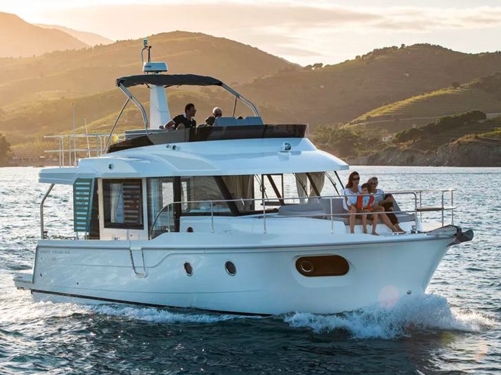 Swift Trawler 42 Fly - cruising Swift Trawler 42 Fly - cruising