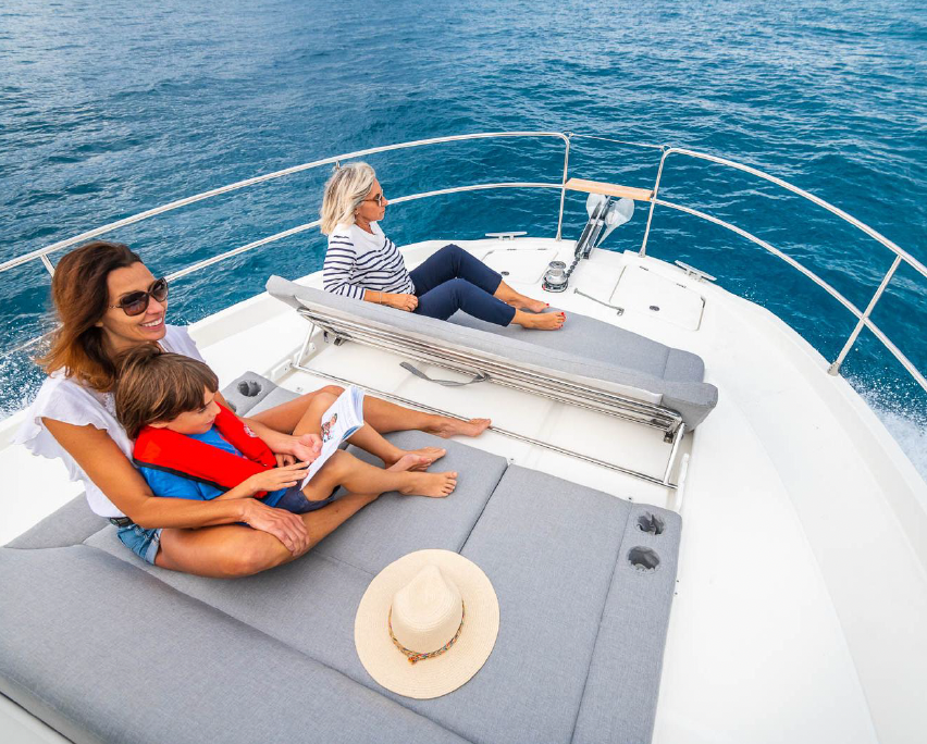 Swift Trawler 42 Fly - foredeck