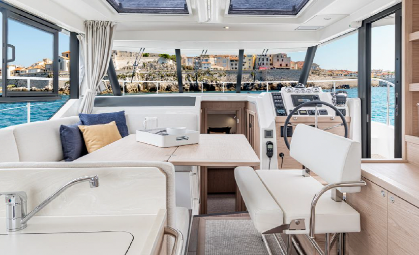 Swift Trawler 42 Fly - saloon dining lounge