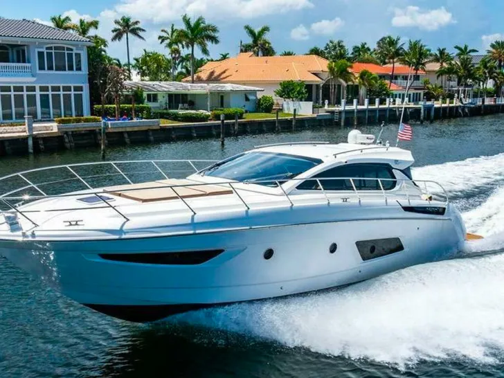 Azimut Atlantis 50 - cruising at top speed Azimut Atlantis 50 - cruising at top speed
