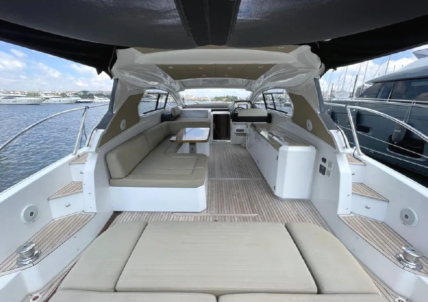 Azimut Atlantis 50 - upper deck lounge