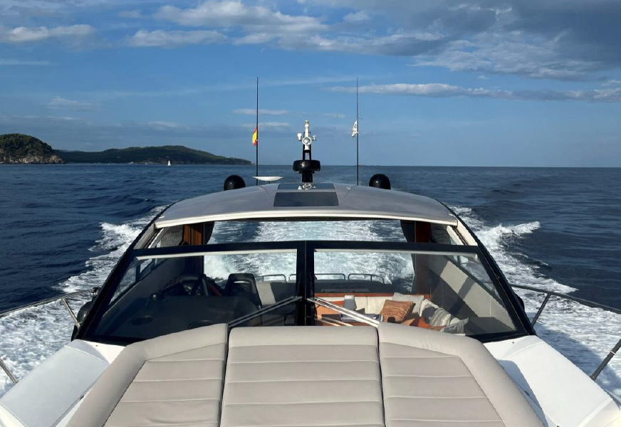 Sunseeker Predator 57 - foredeck sunbathing area