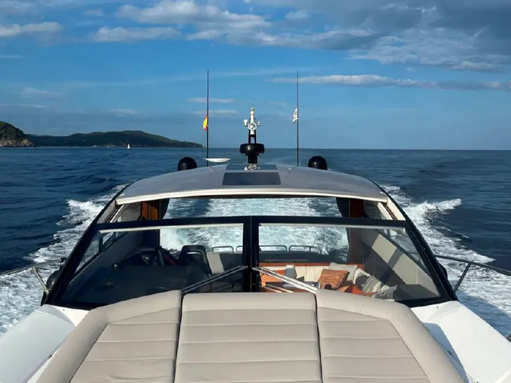 Sunseeker Predator 57 - foredeck sunbathing area Sunseeker Predator 57 - foredeck sunbathing area