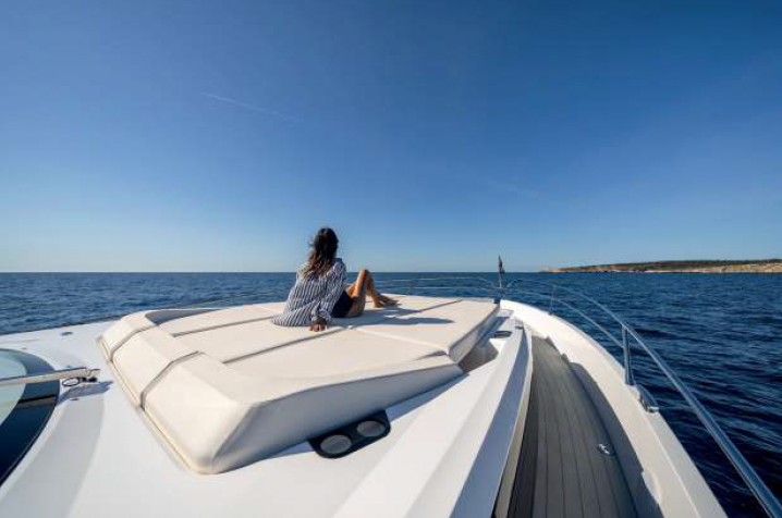 GENESIS Sunseeker Superhawk 55 - foredeck sunbathing area