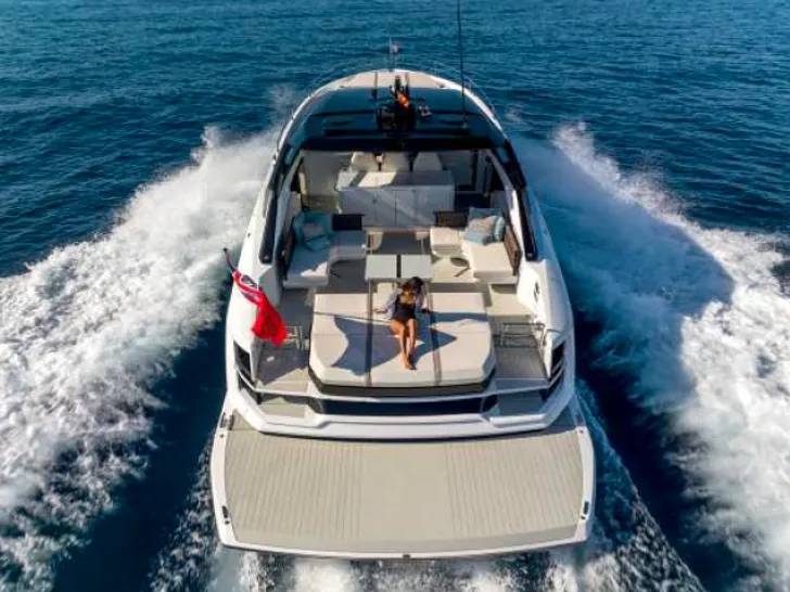 GENESIS Sunseeker Superhawk 55 - cruising aft shot GENESIS Sunseeker Superhawk 55 - cruising aft shot