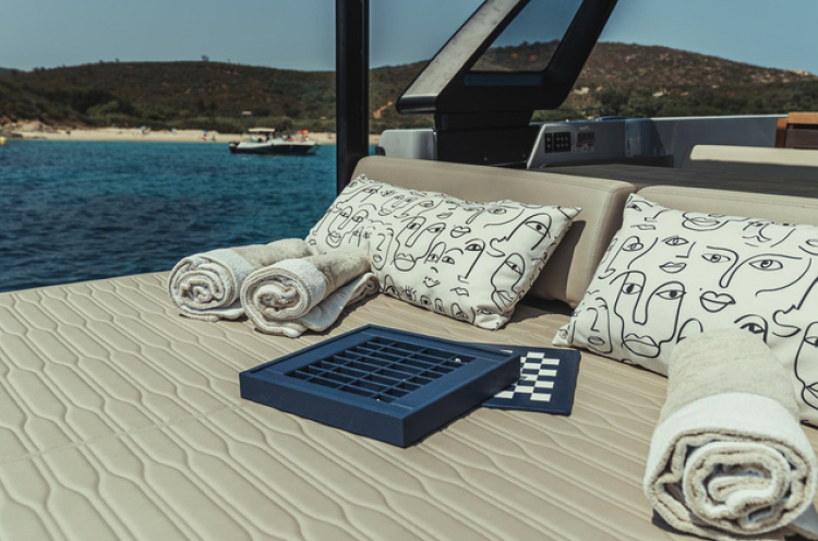 ABAJA Cranchi A46 - sunbathing area