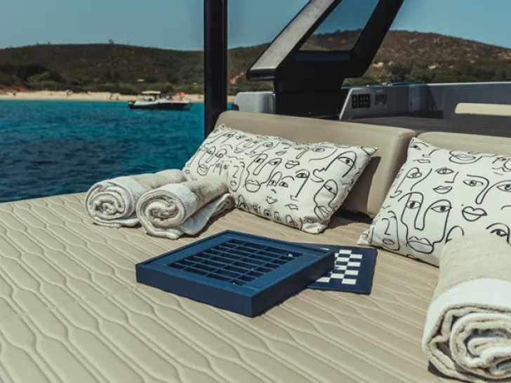 ABAJA Cranchi A46 - sunbathing area ABAJA Cranchi A46 - sunbathing area