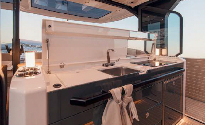 Saxdor 400GTS - upper deck kitchenette