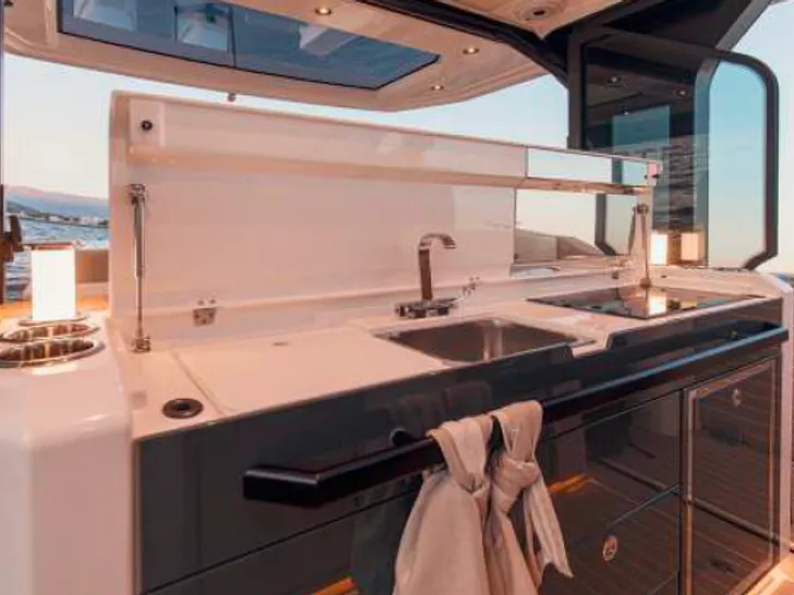 Saxdor 400GTS - upper deck kitchenette Saxdor 400GTS - upper deck kitchenette