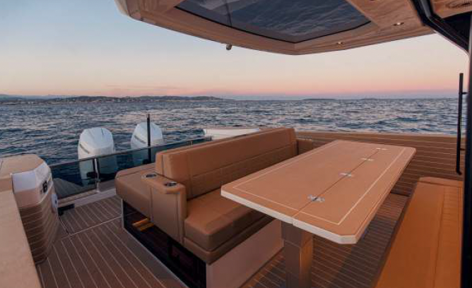 Saxdor 400GTS - upper deck dining lounge