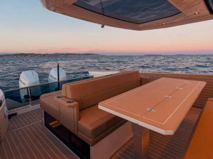 Saxdor 400GTS - upper deck dining lounge Saxdor 400GTS - upper deck dining lounge