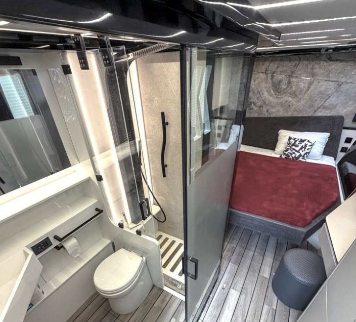 SUMMER Wave 60 - VIP cabin bathroom