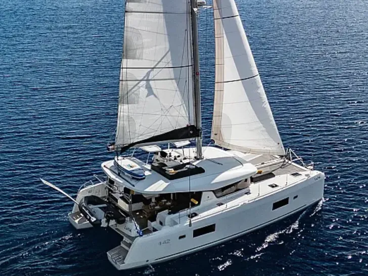 LUNA - Lagoon 42 LUNA - Lagoon 42