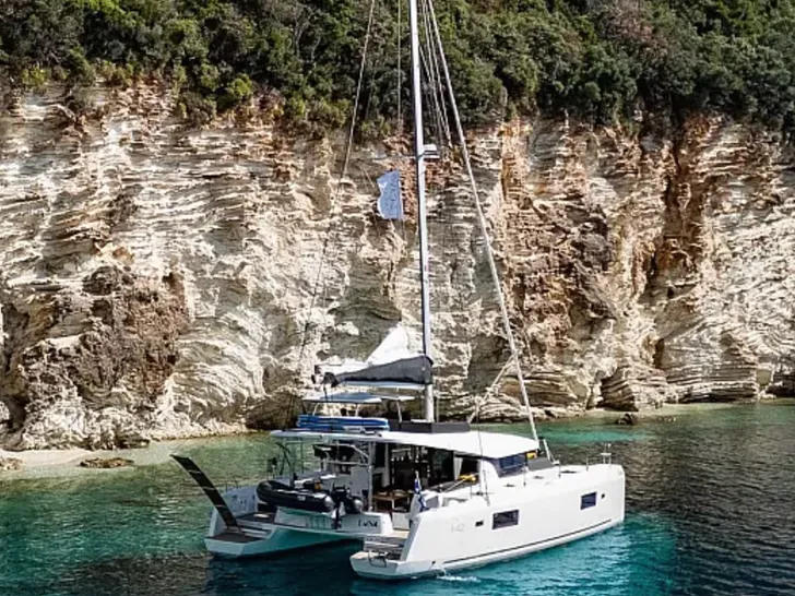 LUNA - Lagoon 42 LUNA - Lagoon 42