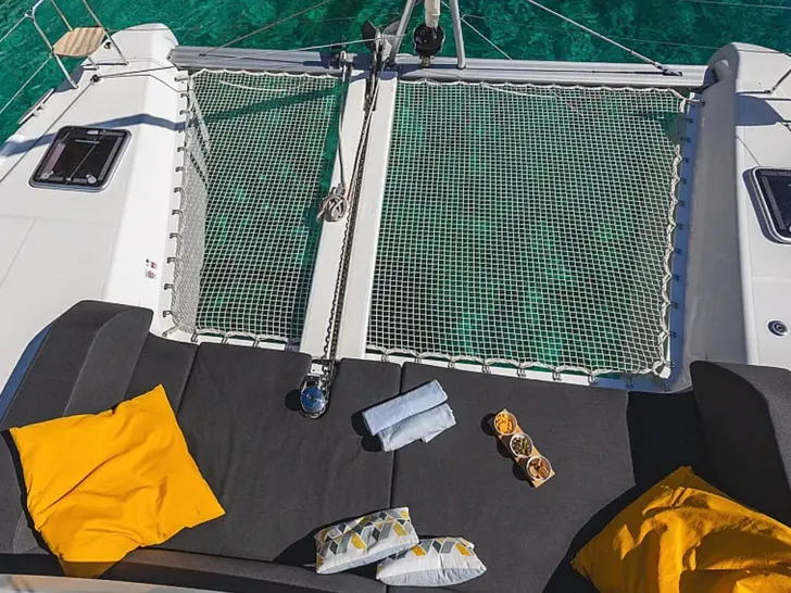 LUNA - Lagoon 42 - Foredeck Lounge LUNA - Lagoon 42 - Foredeck Lounge