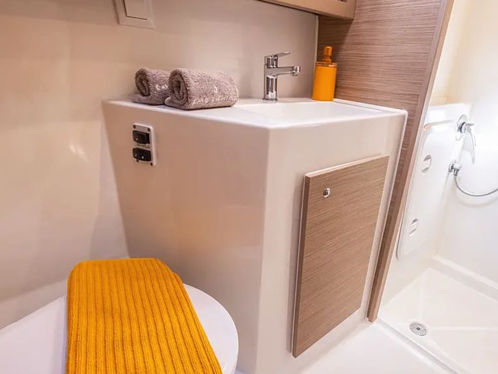 LUNA - Lagoon 42 - Guest bathroom LUNA - Lagoon 42 - Guest bathroom