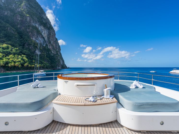 OCEANOS - Sundeck Jacuzzi OCEANOS - Sundeck Jacuzzi