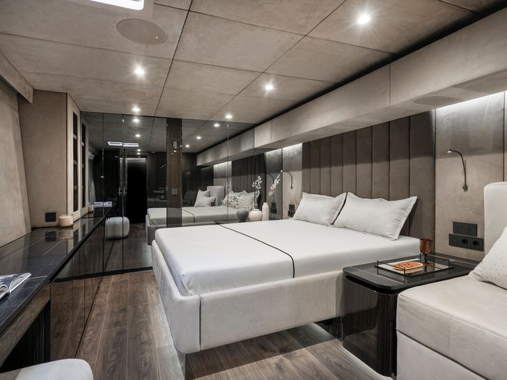 GREYB Sunreef 80 master cabin