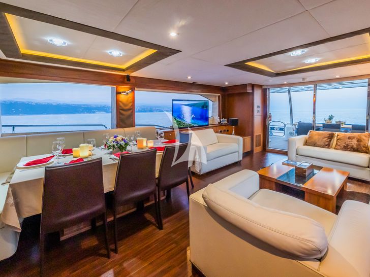 THE BEST WAY Sunseeker 86 - indoor seating and dining THE BEST WAY Sunseeker 86 - indoor seating and dining